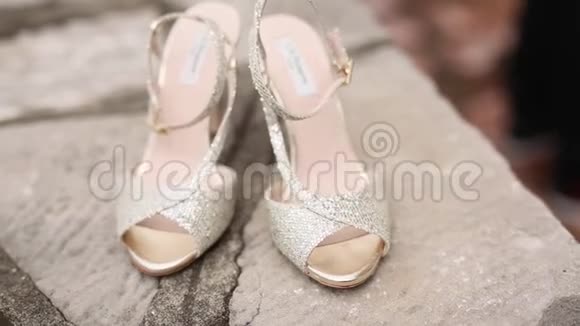 结婚新娘的鞋子在岩石上婚礼新娘饰品视频的预览图