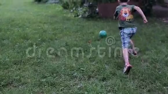 可爱的小男孩踢足球视频的预览图