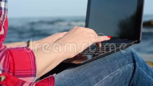 女人的手在打字视频的预览图