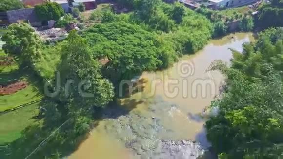 无人机沿着河流穿过急流到瀑布视频的预览图