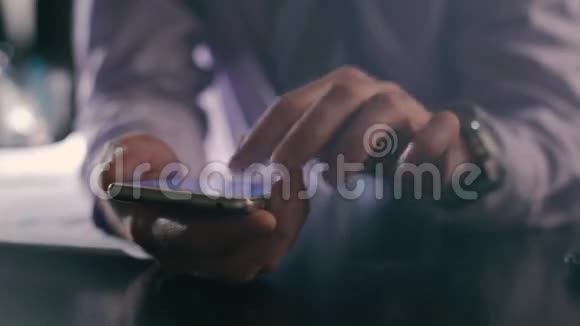 特写双手握住智能手机男人用手机连接在线应用程序软焦点视频的预览图