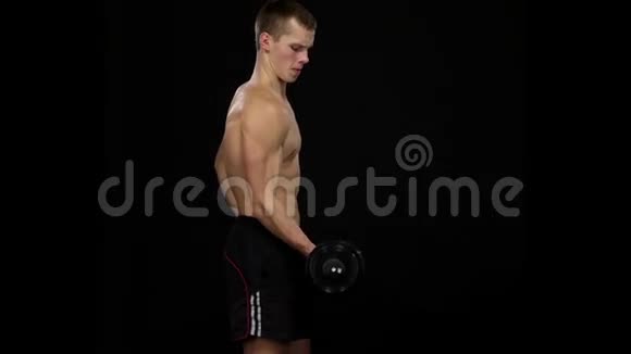 男运动员在健身房用哑铃做二头肌锻炼慢动作黑色视频的预览图