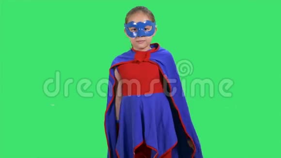 年轻的超级英雄女孩炫耀斗篷视频的预览图
