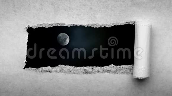 创意4k时间圈视频一个发光的满月在夜空与浮云这是可见的通过一个纸孔视频的预览图