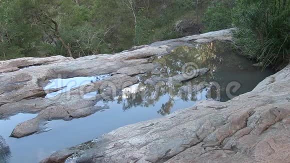 辛普森瀑布中桉树和天空的倒影视频的预览图