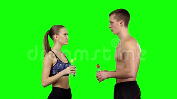 两个人在健身房握手绿色屏幕视频的预览图