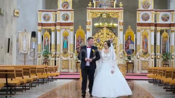 新郎新娘离开教堂视频的预览图