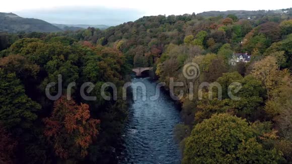 秋季在Dee河上的鸟瞰图视频的预览图