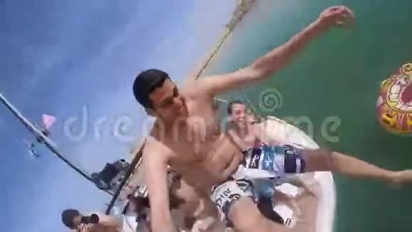 年轻男子拍摄自己被朋友从船上扔到水里视频的预览图