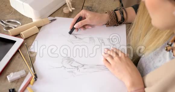 裁缝师绘制草图的作物镜头视频的预览图