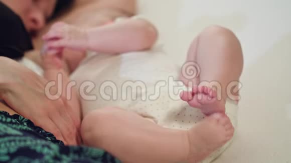 新生儿母乳喂养足焦点视频的预览图