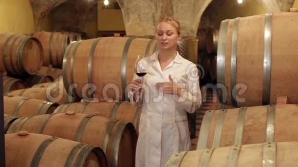 女性专家检查葡萄酒发酵视频的预览图