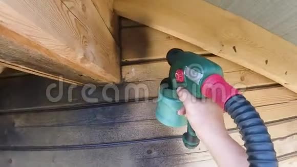 夏季从街上修补房子的木墙视频的预览图