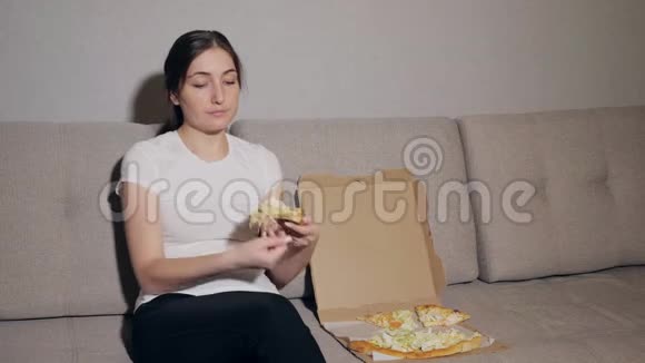 在家吃披萨的快乐女孩视频的预览图