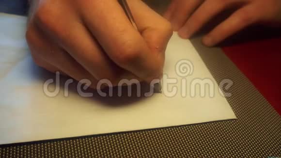 男人用黑色铅笔在白纸上写圣诞快乐顶部视图视频的预览图