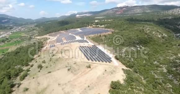 太阳能农场空中摄影视频的预览图
