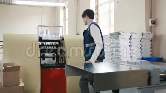 现代印刷厂的复学过程视频的预览图