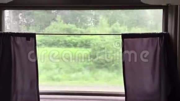在火车窗口后面看火车乘火车高速行驶视频的预览图