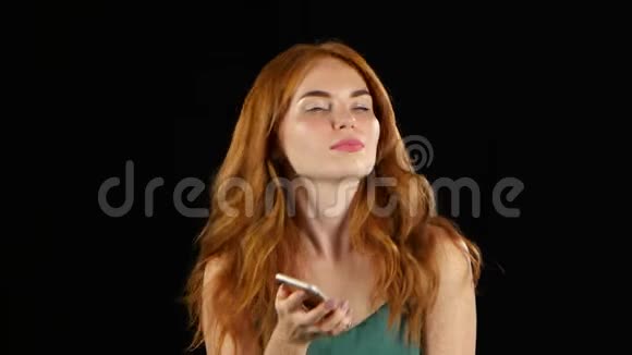 红发女孩在打电话黑色背景视频的预览图