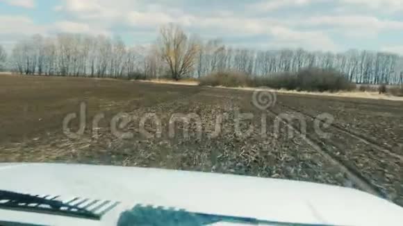 快速乘坐越野车在一个新耕田通过挡风玻璃观看农业用地POV视频视频的预览图