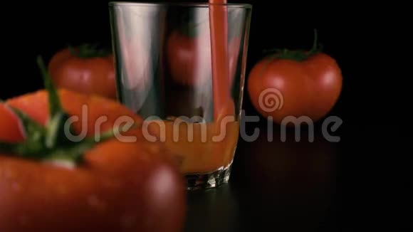西红柿汁倒进桌子上的一个玻璃杯里慢点视频的预览图
