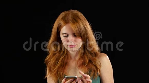 红发女孩在打电话黑色背景视频的预览图