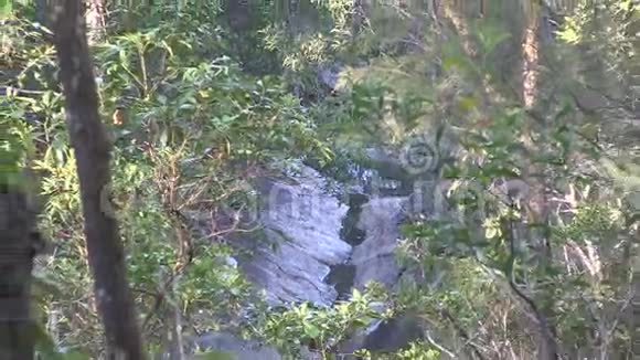 辛普森瀑布上方的西伊萨卡溪俯视着现在干涸的瀑布下面的沟壑视频的预览图