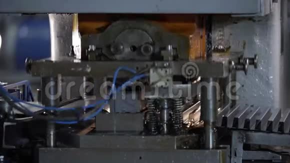 自动金属折弯机包铝视频的预览图