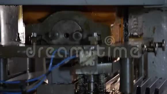 自动金属折弯机包铝视频的预览图