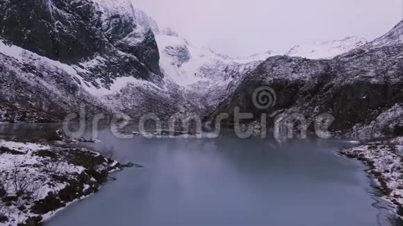 4KUHD的空中镜头在岩石中照亮了湖泊视频的预览图