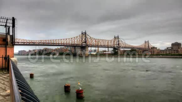4K超高清皇后大道大桥东河上有船视频的预览图