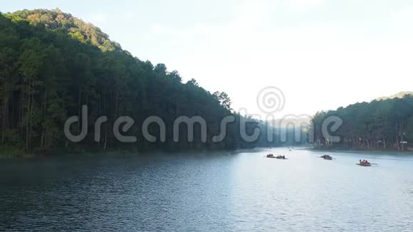 泰国梅洪子的天然湖和森林庞公湖和松林泰国的自然景观庞培视频的预览图