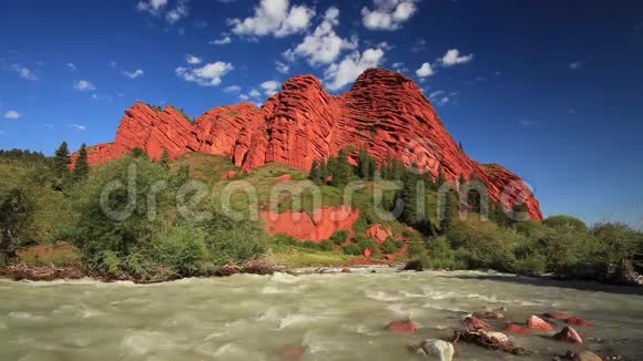 吉尔吉斯斯坦的红岩哲蒂奥格斯峡视频的预览图