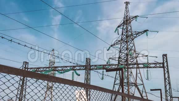 高压电力线的电气支撑围栏后面的变电站电力工业生产和视频的预览图