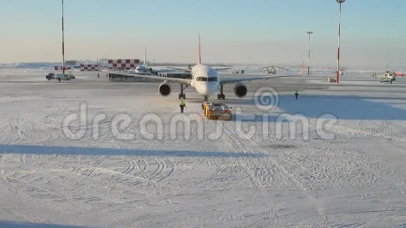 从码头拖出的飞机俄罗斯喀山视频的预览图