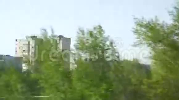 绿树和建筑物的路景视频的预览图