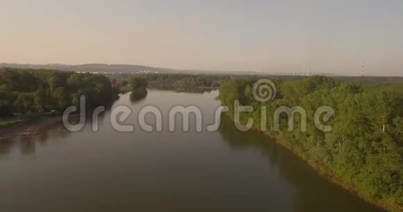 空中观景台飞越小城市附近美丽的河流空中摄影机拍摄景观全景4K视频的预览图