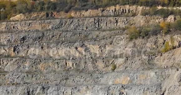 采石场全景一个大型采石场全景采石场内道路大型露天铁矿视频的预览图