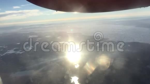 从空中飞往格陵兰岛视频的预览图