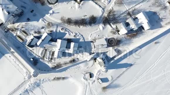 俄罗斯在苏兹达尔的冬天从无人驾驶飞机上俯瞰苏兹达尔的全景视频的预览图