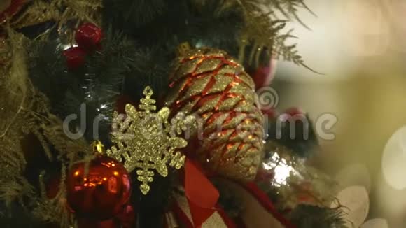 精心装饰的圣诞树视频的预览图