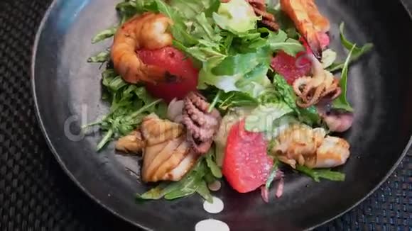 深色盘子里的海鲜沙拉视频的预览图