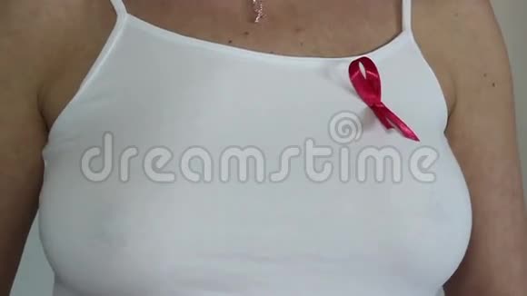 女人自我检查她的乳房2视频的预览图