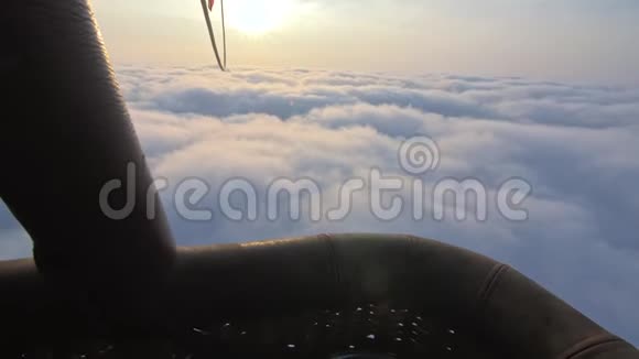 冒险第一人称景观从田野草地河流和上空的云中乘坐热气球飞行视频的预览图