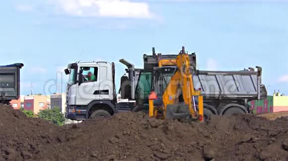 卡车和黄色挖掘机拖拉机在工作平台上时间流逝速度40x视频的预览图
