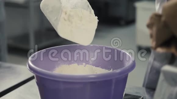 煮手揉面团用白小麦粉撒一块面团在厨房天平上用手靠近一些视频的预览图
