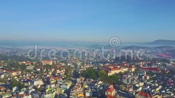 蓝天山之间的高空全景城视频的预览图