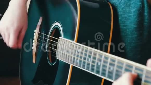 女子吉他肖像女子手特写视频的预览图
