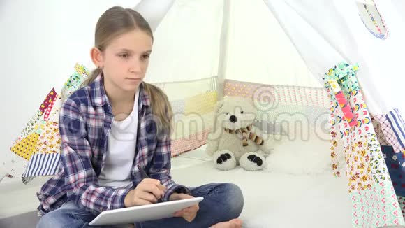 孩子学习学生孩子使用平板电脑写学校作业女孩玩耍视频的预览图