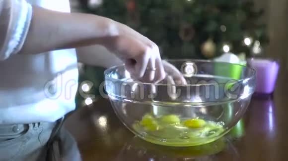 把鸡蛋和叉子放在玻璃碗里视频的预览图